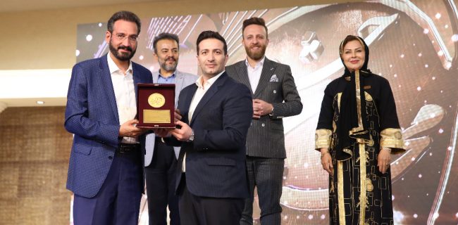مدال میکروفون طلایی در جشنواره ملی سعدی به مجری و مدرس فن بیان در یزد تعلق گرفت مدال میکروفون طلایی در جشنواره ملی سعدی به مجری و مدرس فن بیان در یزد تعلق گرفت
