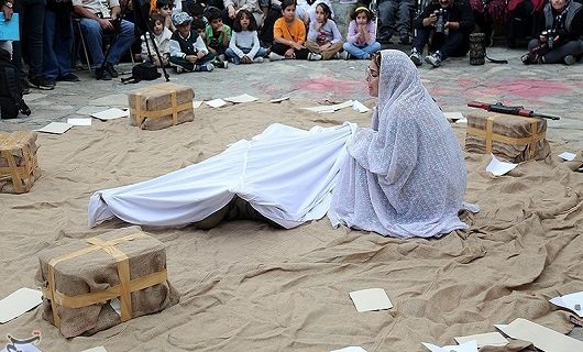شروع ششمین جشنواره تئاتر خیابانی «چتر زندگی» در یزد شروع ششمین جشنواره تئاتر خیابانی «چتر زندگی» در یزد