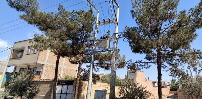 آغاز بهرهبرداری از پست توزیع هوایی در خیابان حافظ اردکان به منظور ارتقای کیفیت خدمات برقرسانی آغاز بهرهبرداری از پست توزیع هوایی در خیابان حافظ اردکان به منظور ارتقای کیفیت خدمات برقرسانی